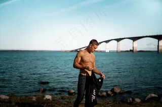 海边肌肉帅哥写真图片