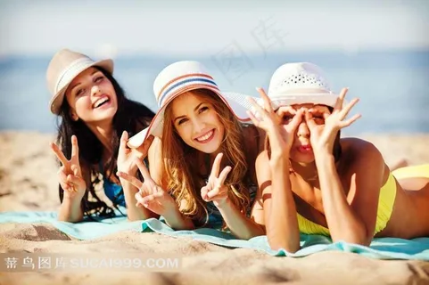 在比划着手势的美女们摄影高清图片