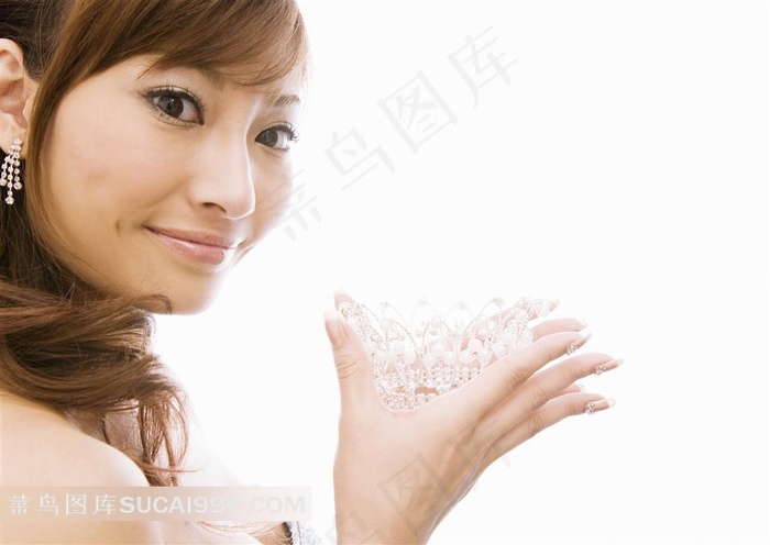 捧皇冠微笑的婚纱美女