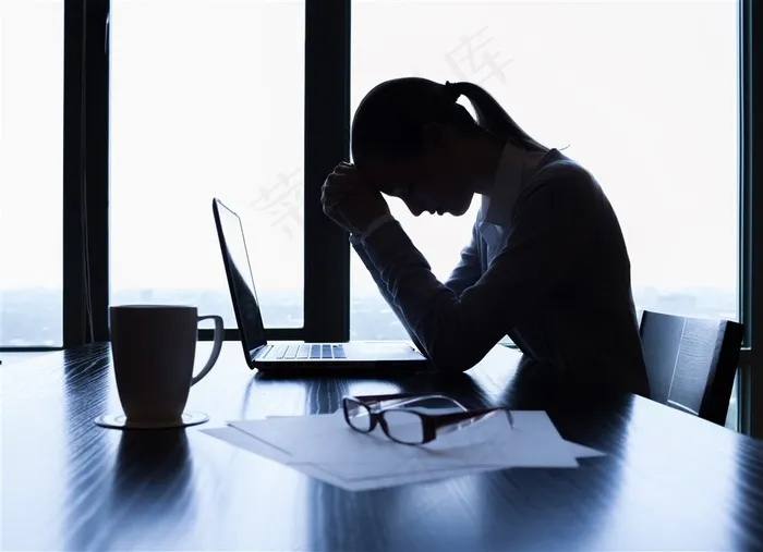 电脑前取下眼镜双手撑着额头的女性高清摄影图片