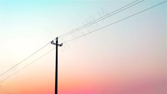天空下挺立的电线杆