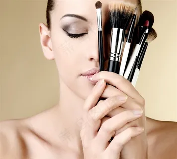 拿化妆笔遮住眼睛的外国女模特