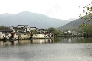 山下水面上的民俗村