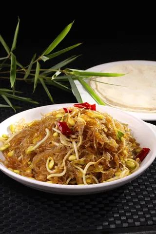 小黄豆芽炒粉条 