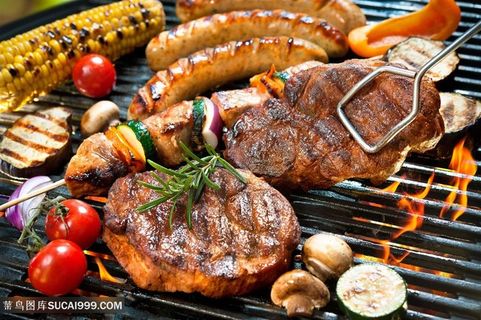 户外烧烤牛排烤肠和肉串