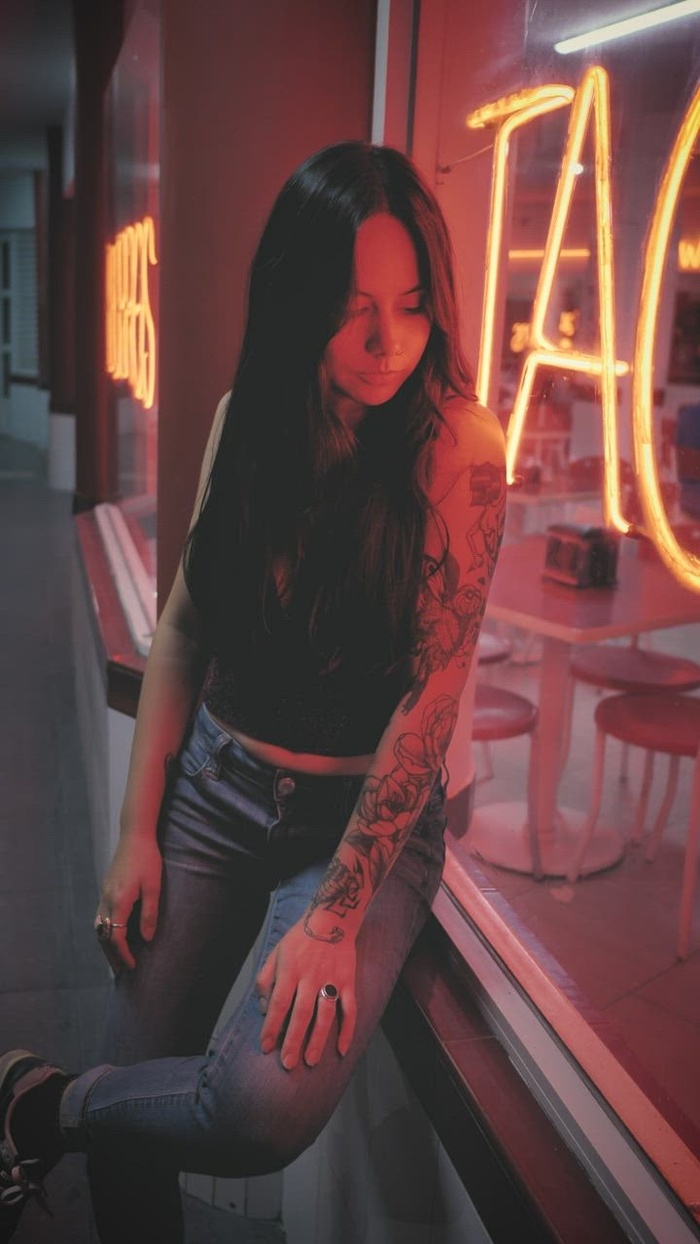 都市时尚女孩的夜间人像