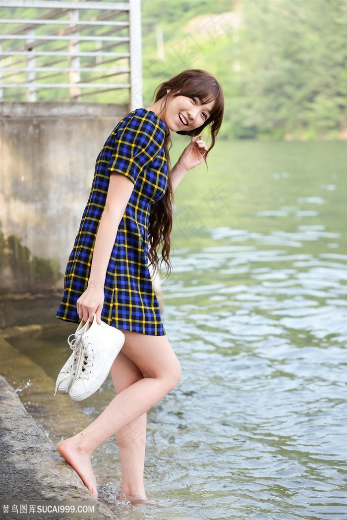 玩水的韩国美女李恩慧图片