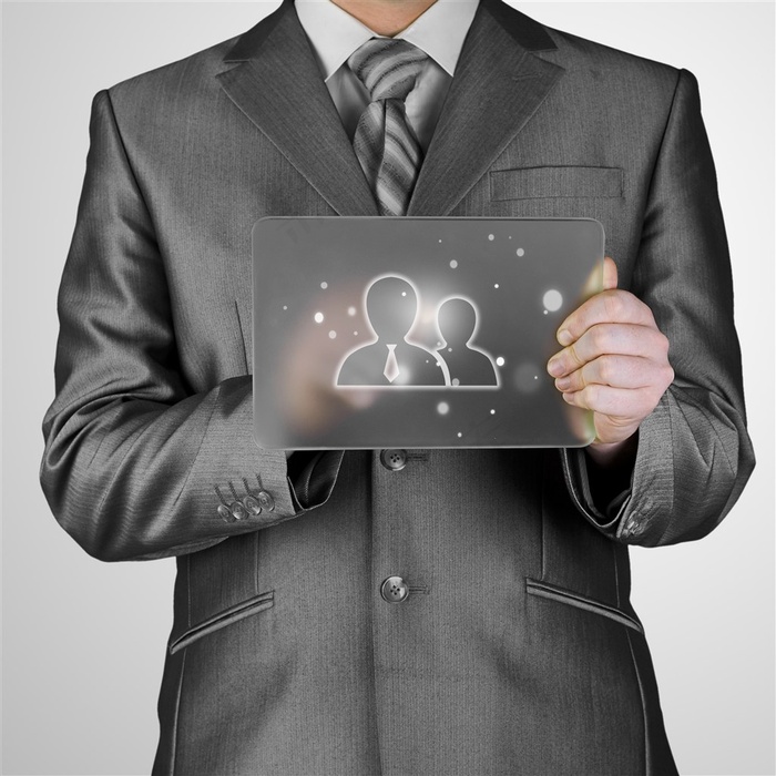 点击人物图标的商务人士