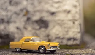 黄色玩具小轿车图片