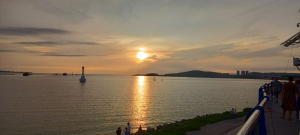 黄色简约风夕阳背景海报