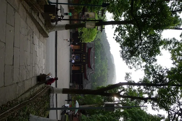 园林中山脚下的古建筑