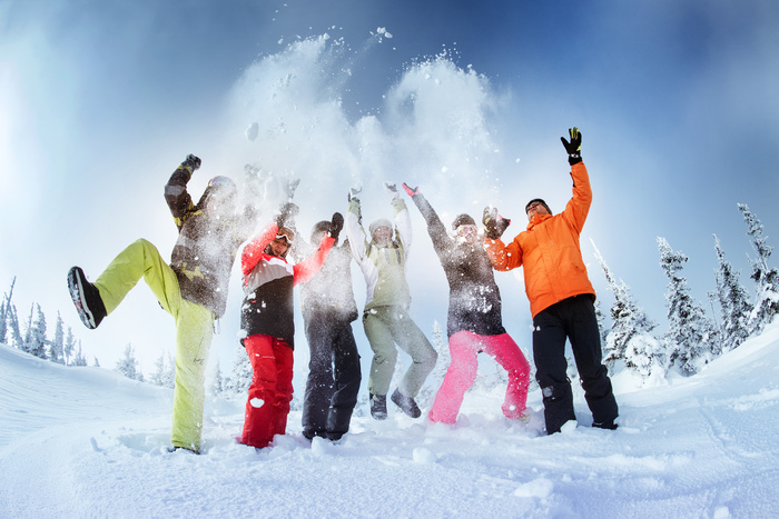 冬天胜利手势的滑雪人物