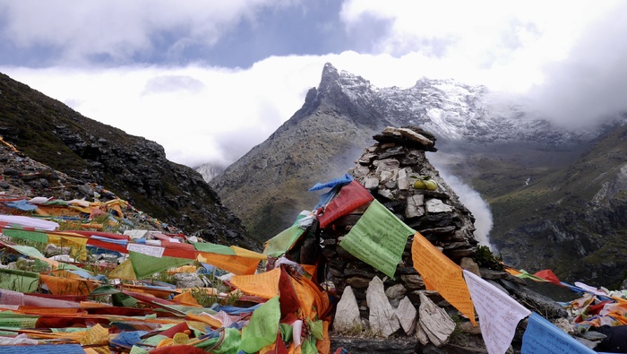 亚丁神山雪山五彩经幡