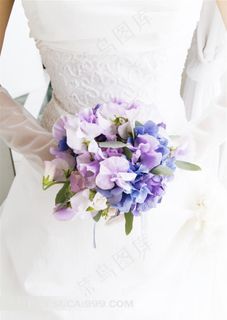 拿着手捧花的新娘