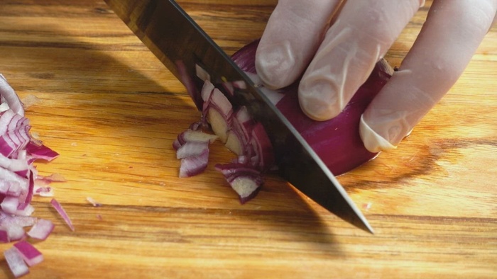 厨师戴手套切洋葱