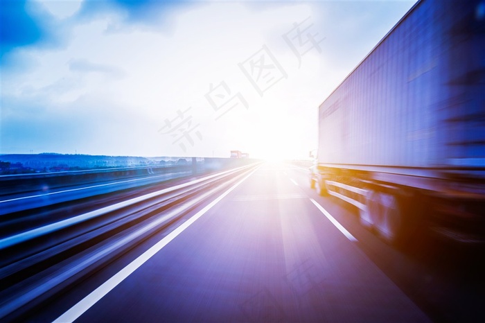 夕阳下的卡车