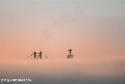 晨雾笼罩中的吊桥图片
