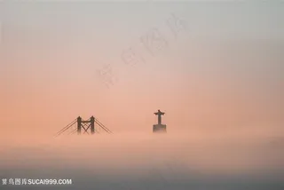 晨雾笼罩中的吊桥图片