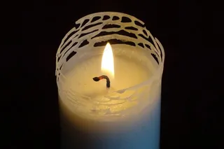 夜晚白色蜡烛火焰图片