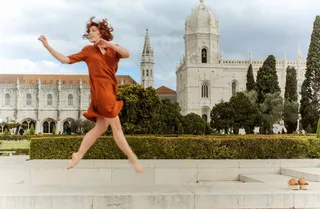 美女少妇跳跃悬浮拍摄