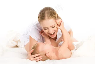 对着宝宝抚摸微笑的妈妈高清图片素材