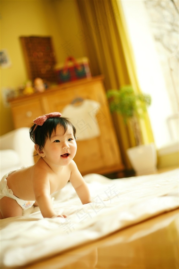 趴在垫子上的小宝贝