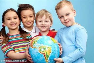 拿着地球仪的几个外国小朋友