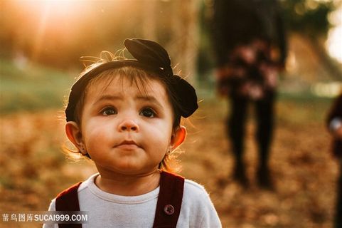 抬头望着天空的小宝宝