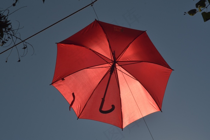 红色雨伞图片