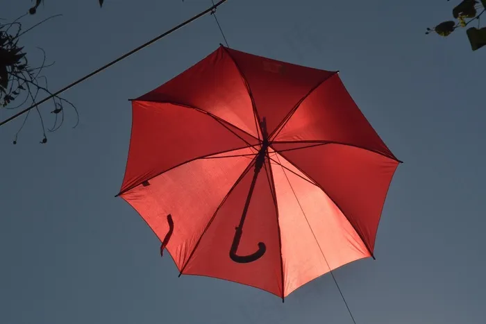 红色雨伞图片