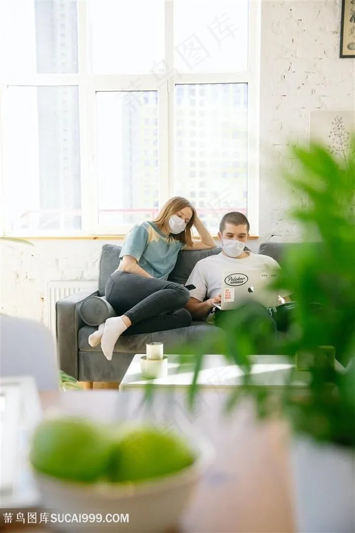 疫情期间待在室内的情侣图片