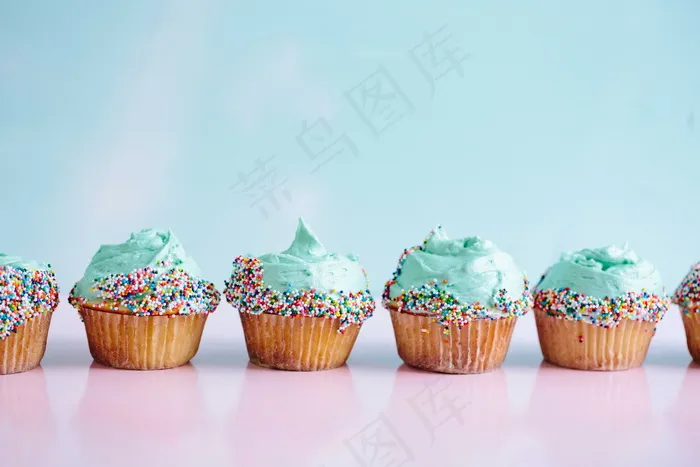 森系奶油纸杯蛋糕图片