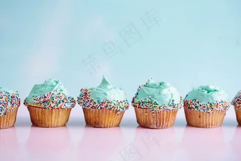 森系奶油纸杯蛋糕图片