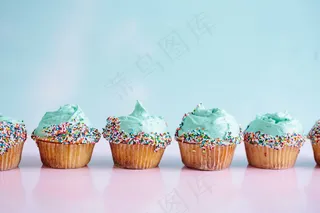 森系奶油纸杯蛋糕图片