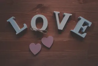 LOVE木纹背景图片