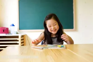 坐在桌子前的女孩