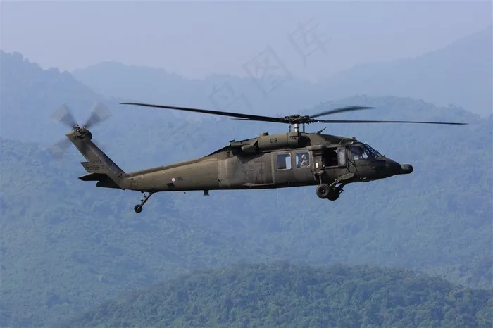 山区飞行的直升飞机图片
