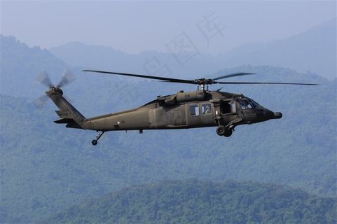 山区飞行的直升飞机图片