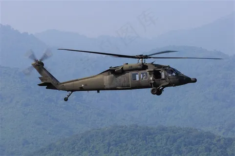 山区飞行的直升飞机图片