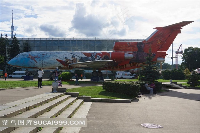 全俄展览中心宇宙馆边的打飞机