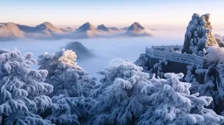 冬季清晨张家界的雾凇白雪和雾气风光摄影图