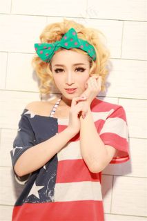 抚摸脸颊的可爱美女