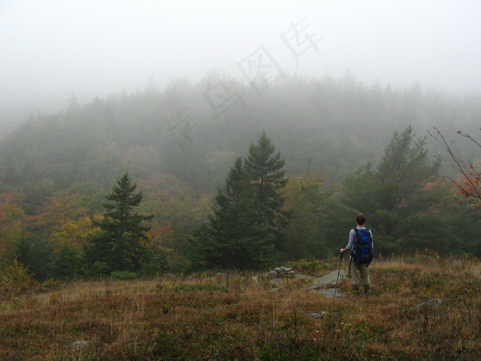 户外登山者背影图片