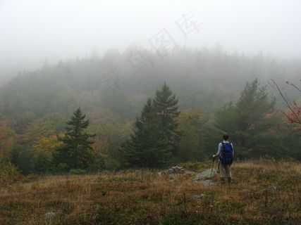 户外登山者背影图片