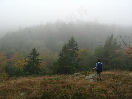 户外登山者背影图片 户外登山者背影图片