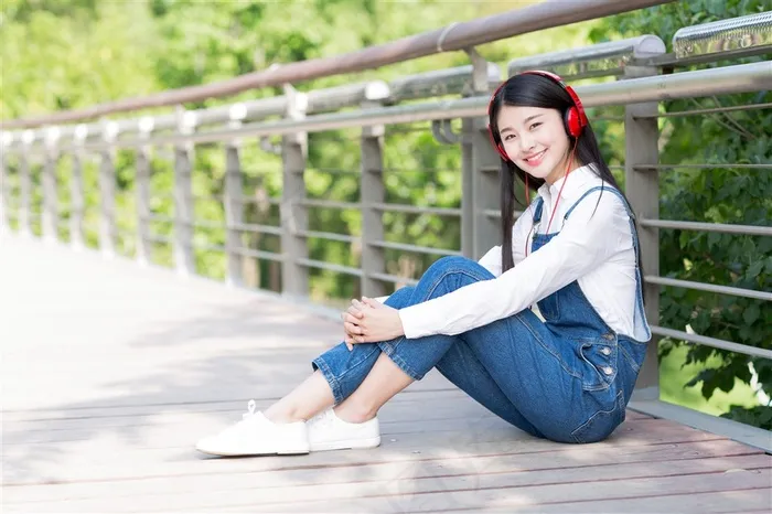 听音乐的青春美女