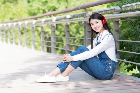 听音乐的青春美女