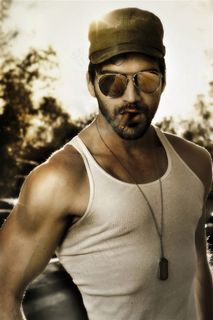 抽雪茄的男人肌肉男模健美图片