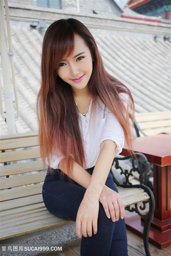 户外公共椅上的清纯美女