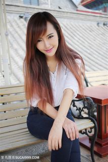 户外公共椅上的清纯美女